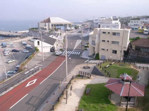 当旅館から元町港（北側）を撮影しました。すぐそばに温泉があります。