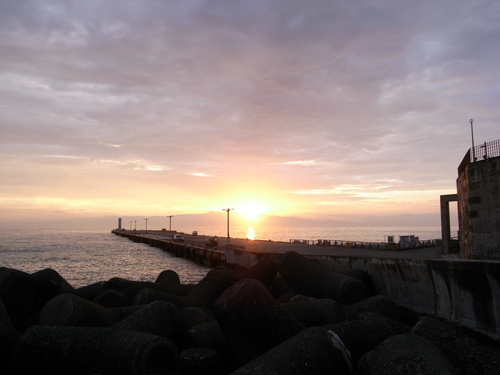 夕暮れ時の元町港です。伊豆半島がみえます。